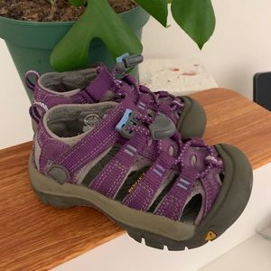 Toddler size 9 Purple Keen’s. In very good shape.